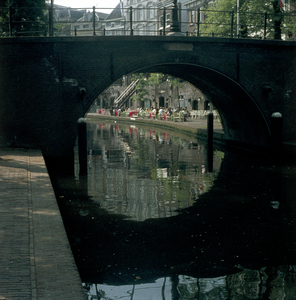 119025 Gezicht op de Jansbrug over de Oudegracht te Utrecht, uit het noorden.